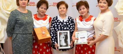 На главном фото В. Солдатова: Антонина Коурова, ее дочери-близнецы Ольга и Наталья, главный редактор «Пенсионера» Наталья Березнякова, начальник отдела ЗАГС Орджоникидзевского района Екатеринбурга Светлана Аношина